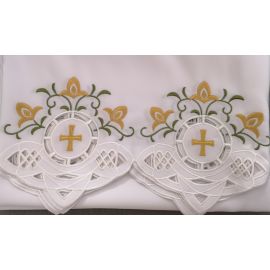 Obrus ołtarzowy haftowany - wzór eucharystyczny (109) - OBRUSY OŁTARZOWE - zdjęcie 2 - Obrus ołtarzowy haftowany - wzór eucharystyczny (109)