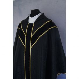 Ornat semi gotycki + stuła, kolor czarny, aksamitny pas (64K) - Ornaty Semi Gotyckie - zdjęcie 2 - Ornat semi gotycki + stuła, kolor czarny, aksamitny pas (64K)