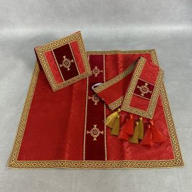 Ornat semi gotycki czerwony + akcesoria, tkanina żakard, pasy aksamit (106K) - ORNATY NA WIELKI POST - zdjęcie 2 - Ornat semi gotycki czerwony + akcesoria, tkanina żakard, pasy aksamit (106K)