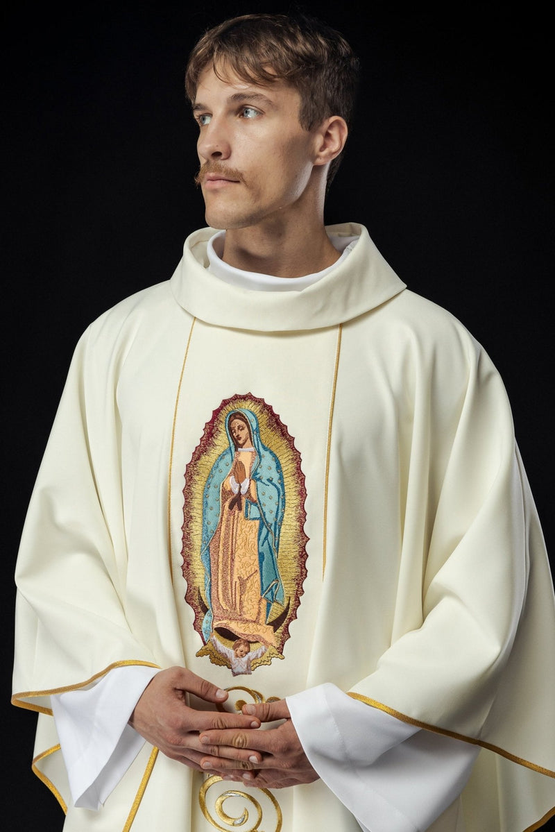 Ornat z haftowanym wizerunkiem Matki Bożej Guadalupe - Ornaty Maryjne