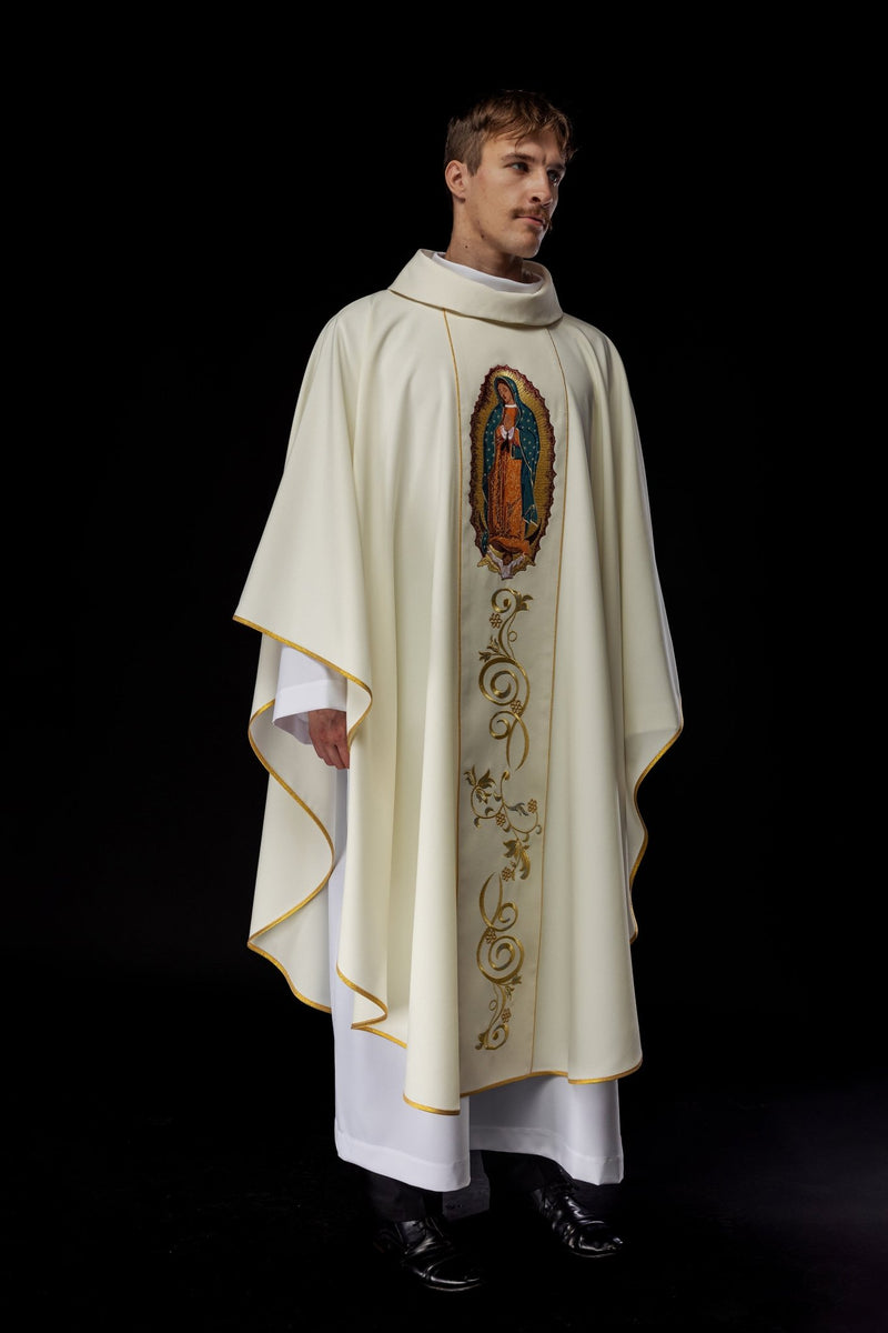 Ornat z haftowanym wizerunkiem Matki Bożej Guadalupe - Ornaty Maryjne - zdjęcie 2