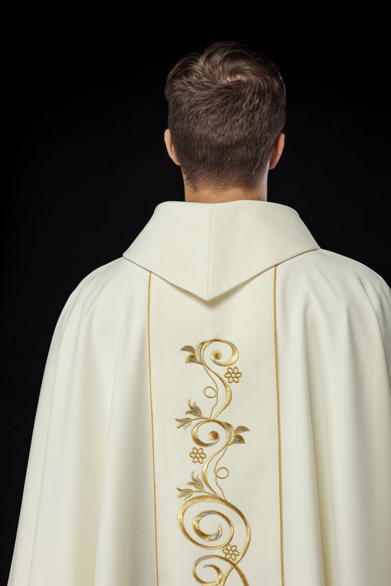 Ornat z haftowanym wizerunkiem Matki Bożej Guadalupe - Ornaty Maryjne - zdjęcie 5