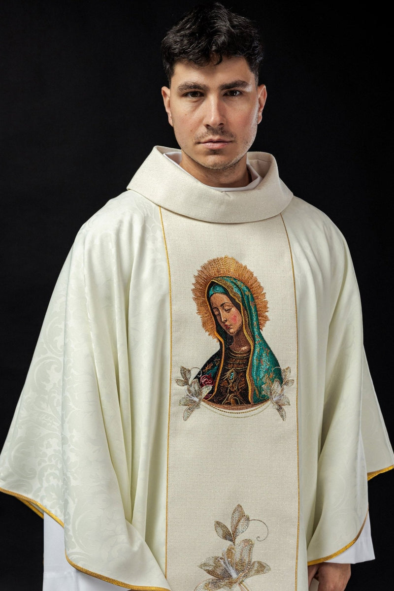 Ornat z haftowanym wizerunkiem Matki Boskiej Guadalupe (113H) - Ornaty Maryjne