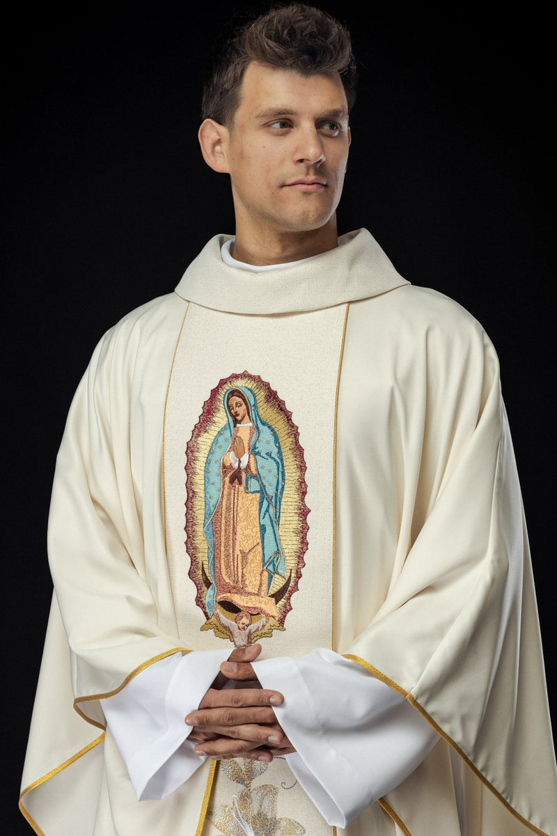 Ornat z haftowanym wizerunkiem Matki Boskiej Guadalupe (117H) - Ornaty Maryjne