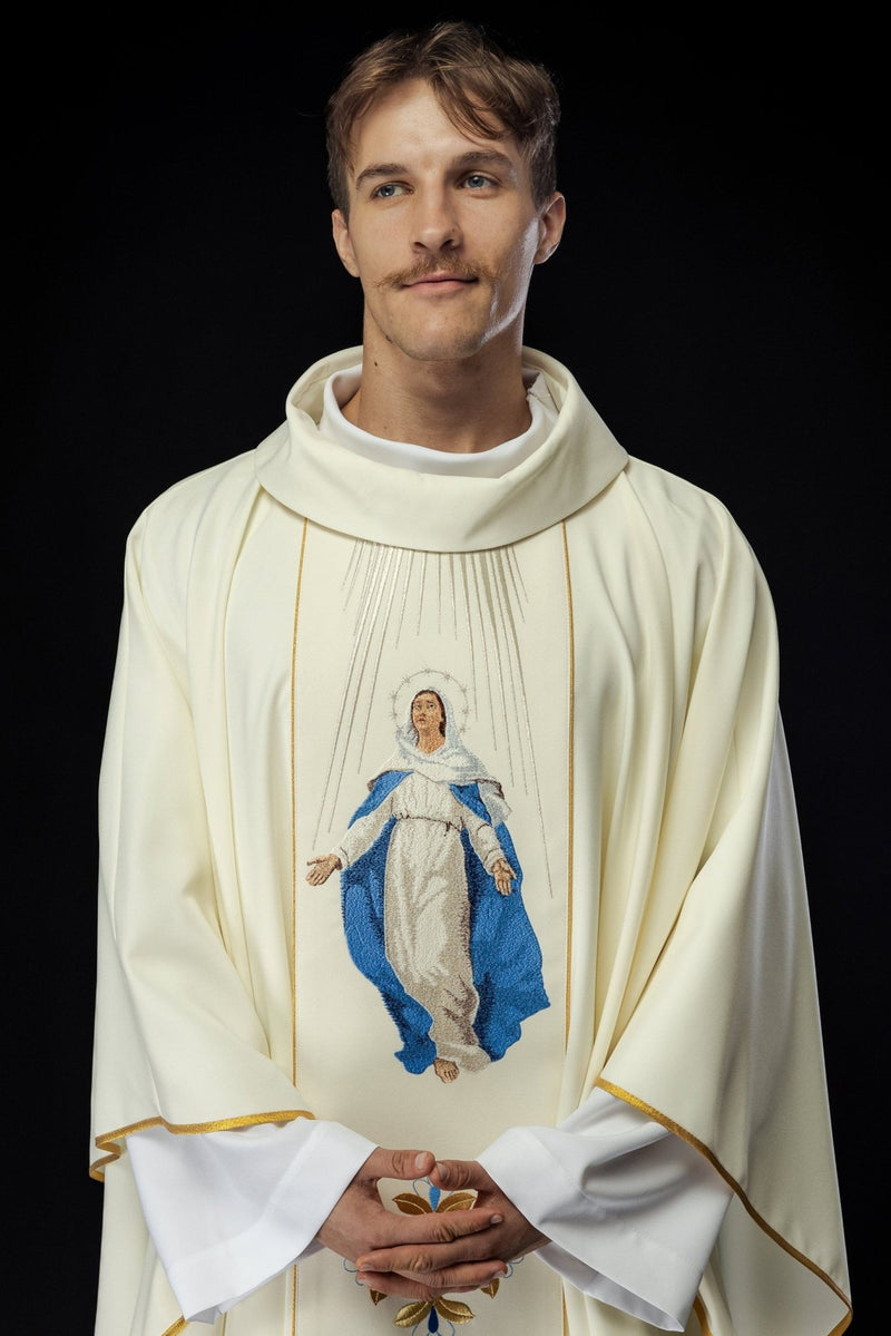Ornat z haftowanym wizerunkiem Matki Bożej Wniebowzięte (118H) - Ornaty Maryjne