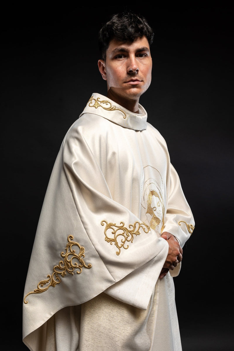 Ornat z haftowanym motywem Matki Bożej Tulącej Dziecię Jezus (122H) - Ornaty Maryjne - zdjęcie 4