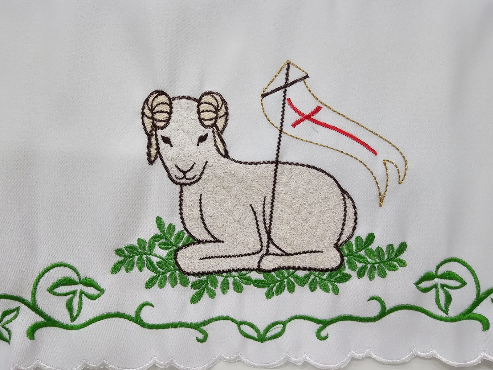 Obrus ołtarzowy wielkanocny, haftowany Baranek Boży (243) - OBRUSY OŁTARZOWE - Nowość