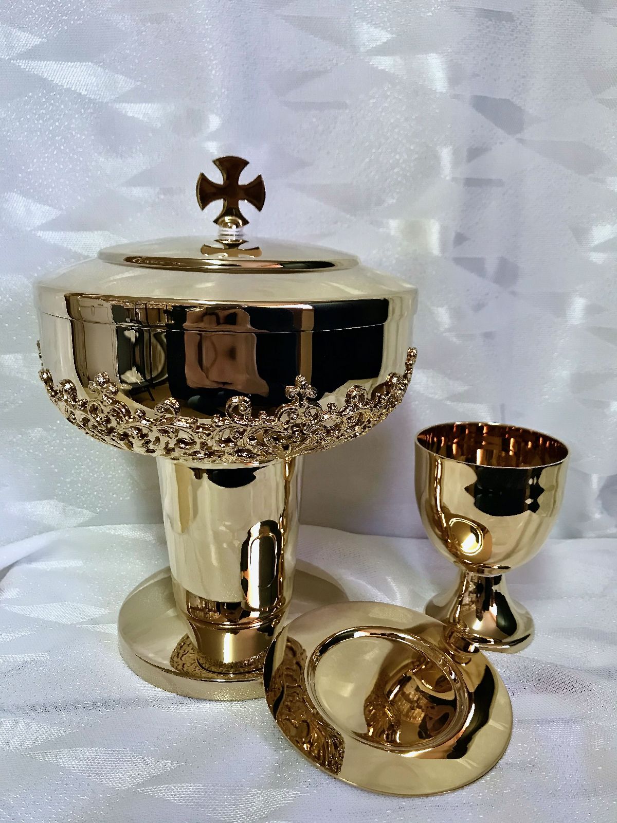 Puszka pod dwiema postaciami z ozdobnym koszyczkiem - koncelebra, mosiężna, pozłacana 19 cm - PUSZKI MSZALNE - Nowość