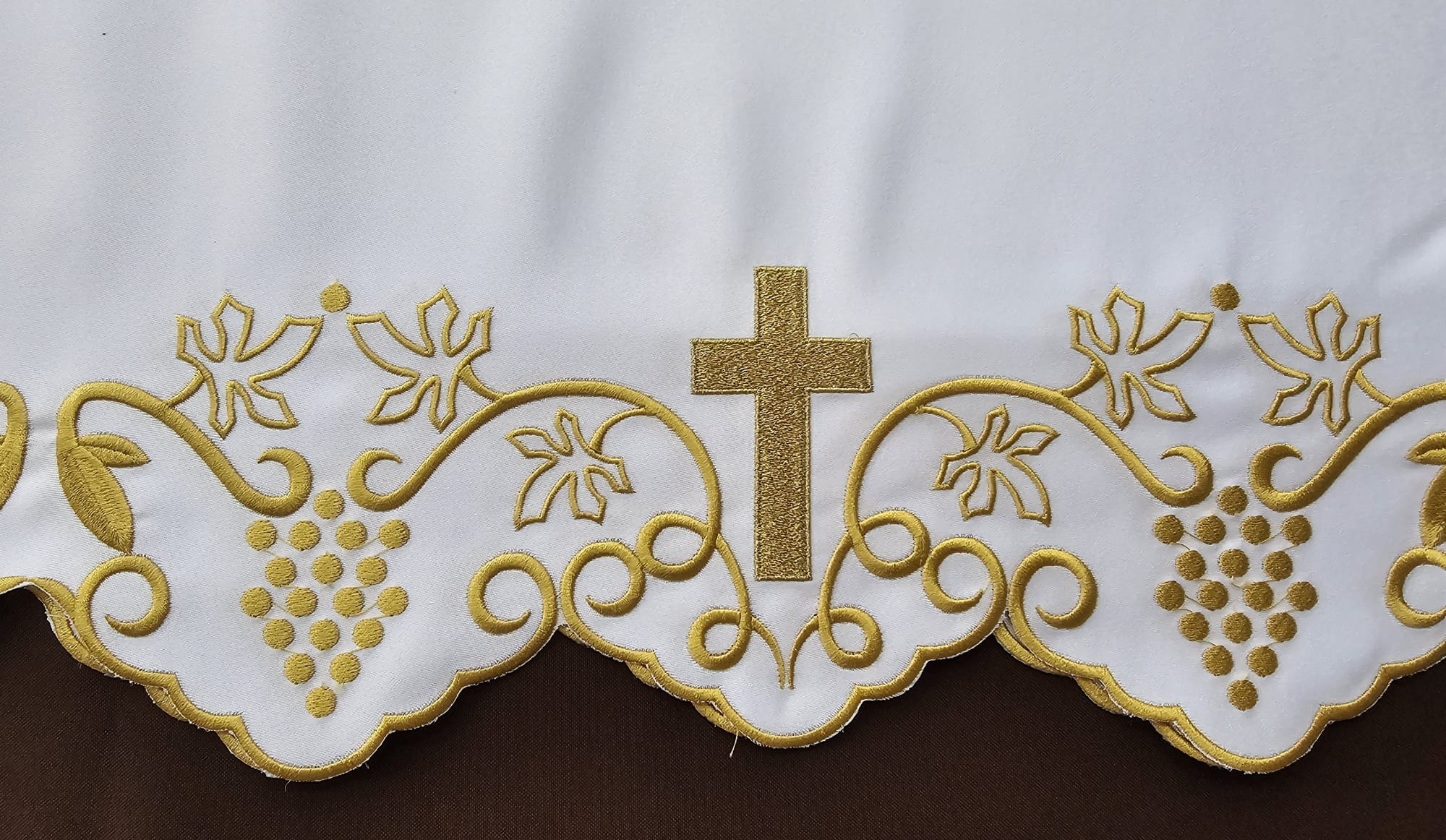 Obrus ołtarzowy, wzór eucharystyczny - haftowany krzyż (245) - OBRUSY OŁTARZOWE - Nowość