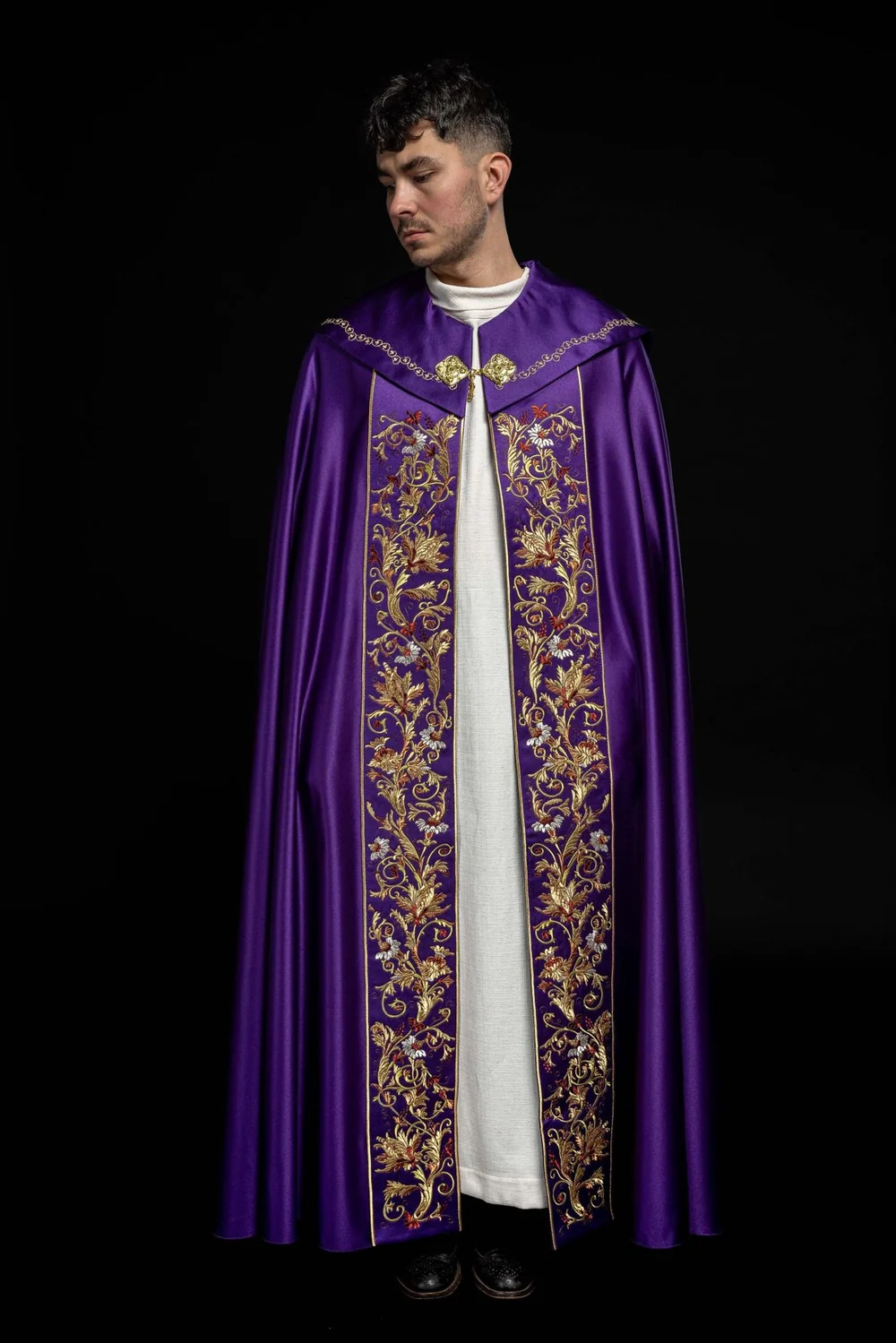 Kapa liturgiczna haftowana IHS - fioletowa (34) - KAPY LITURGICZNE