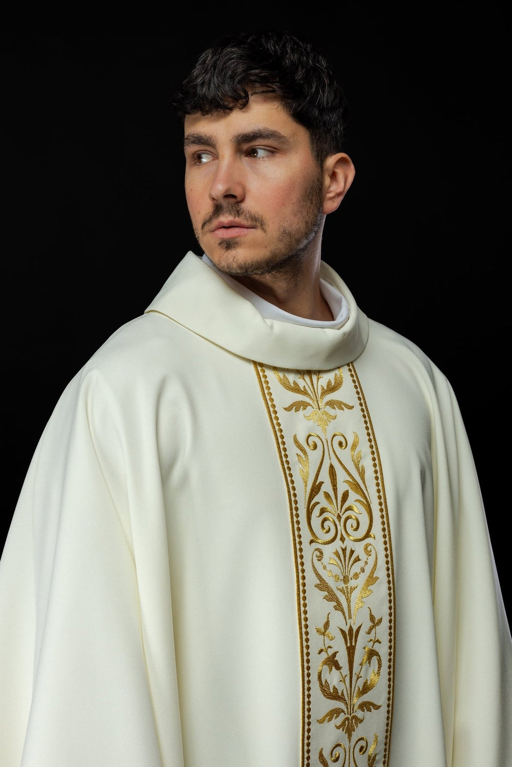 Ornat haftowany z ozdobnym pasem - ecru (H4) - Ornaty białe/ ecru