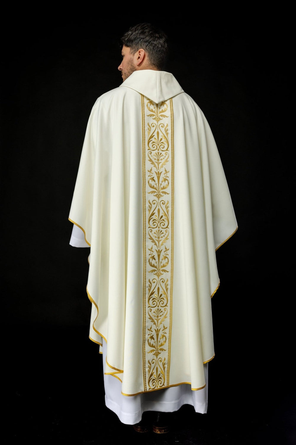 Ornat haftowany z ozdobnym pasem - ecru (H4) - Ornaty białe/ ecru - zdjęcie 7