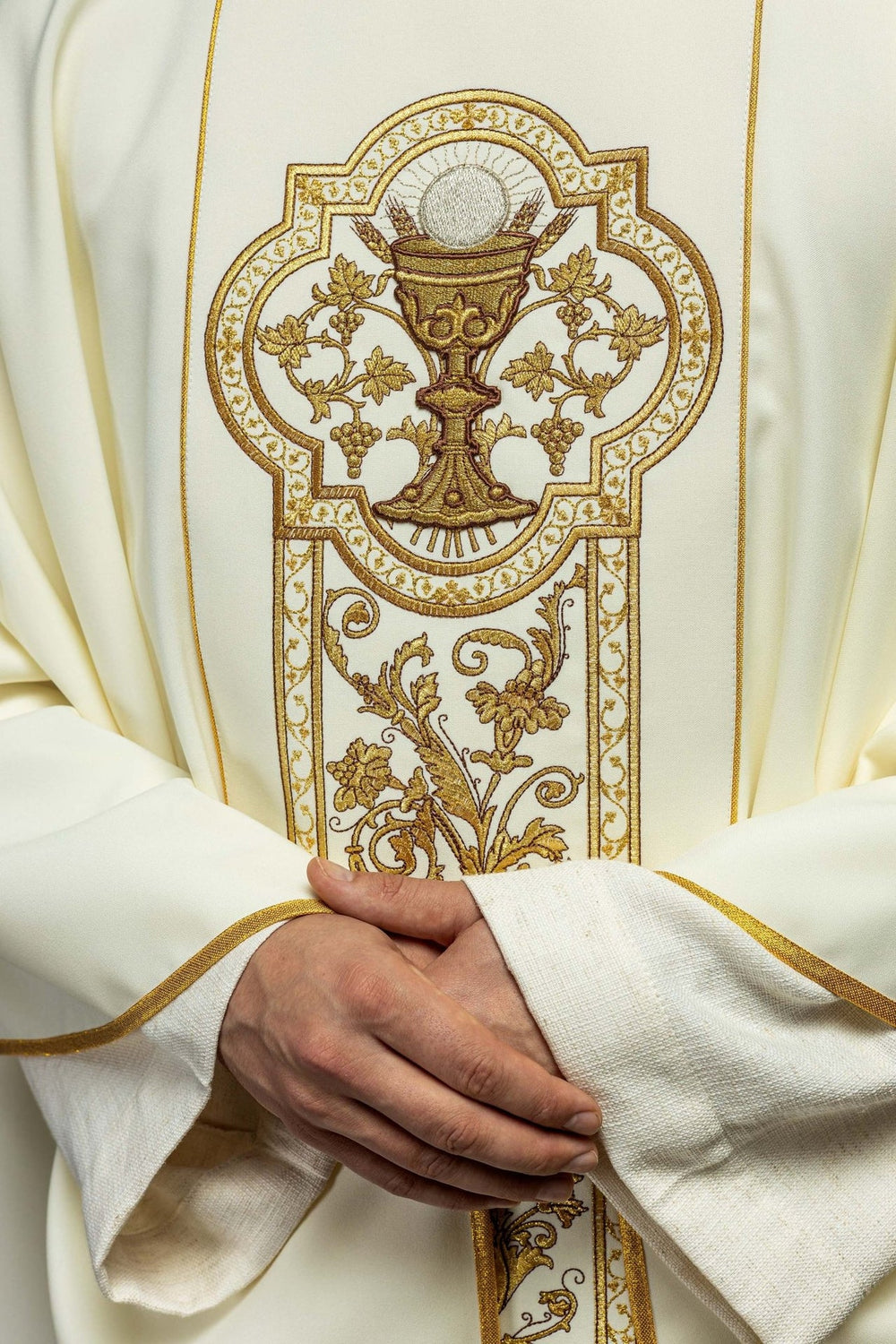 Ornat haftowany z symbolem kielicha eucharystycznego - ecru (H12) - Ornaty białe/ ecru - zdjęcie 3