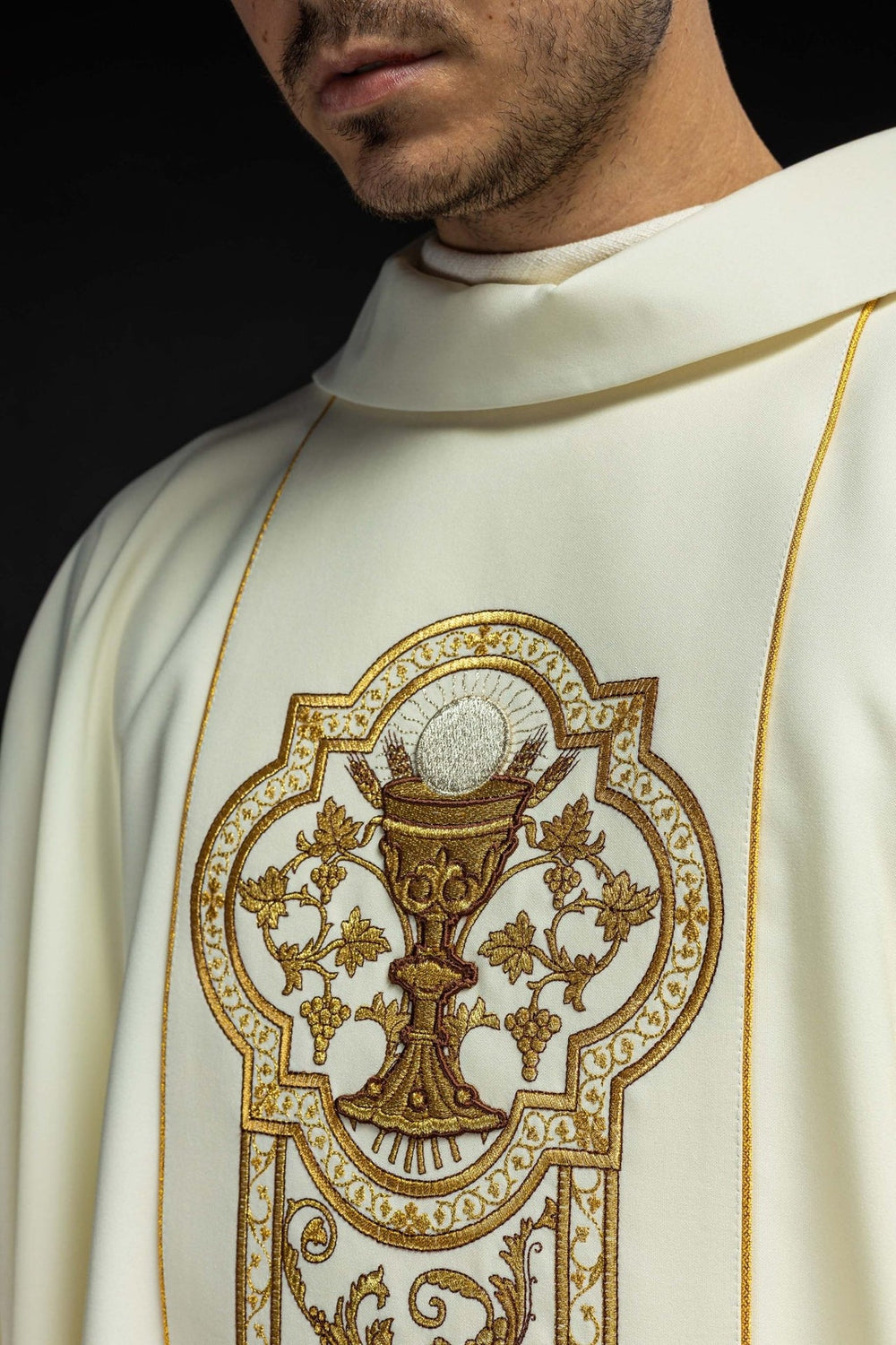 Ornat haftowany z symbolem kielicha eucharystycznego - ecru (H12) - Ornaty białe/ ecru - zdjęcie 4