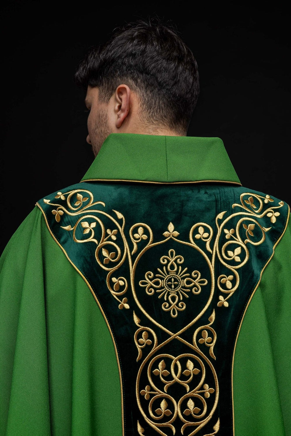 Ornat zdobiony haftem na aksamicie - zielony (H43) - Ornaty zielone - zdjęcie 5