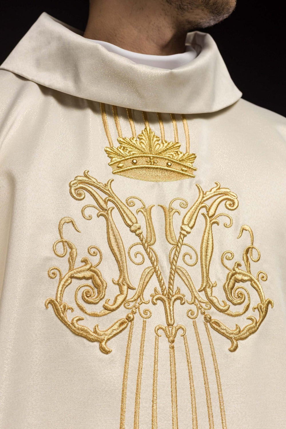 Ornat Maryjny błyszczący z kamieniami - ecru (H71) - Ornaty białe/ ecru - zdjęcie 3