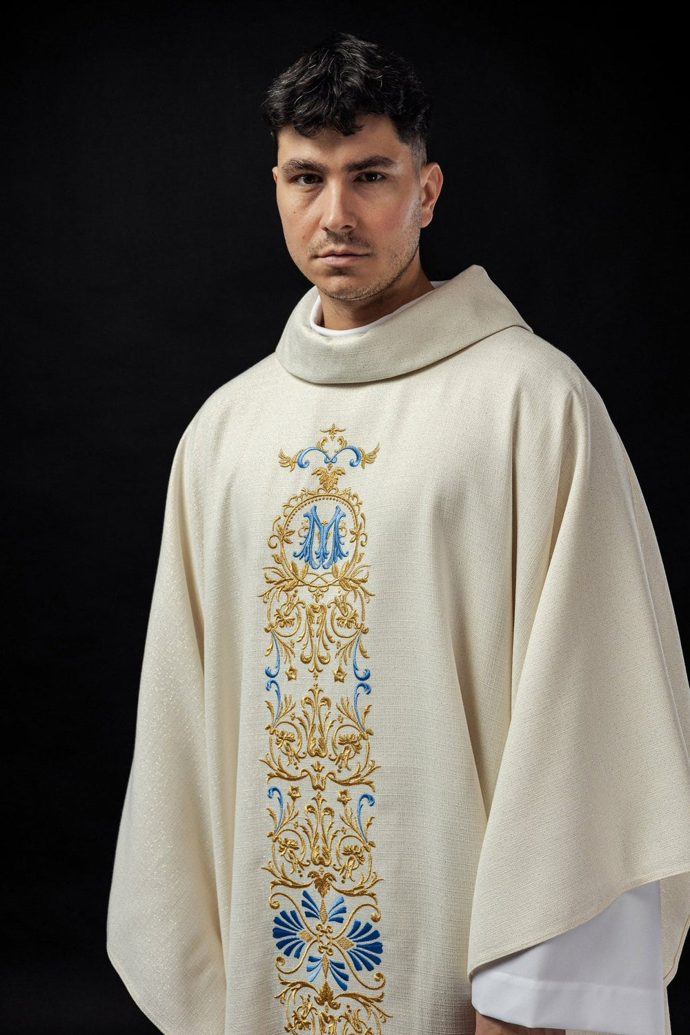 Ornat haftowany z symbolem Matki Bożej - ecru brokat (H84) - Ornaty Maryjne