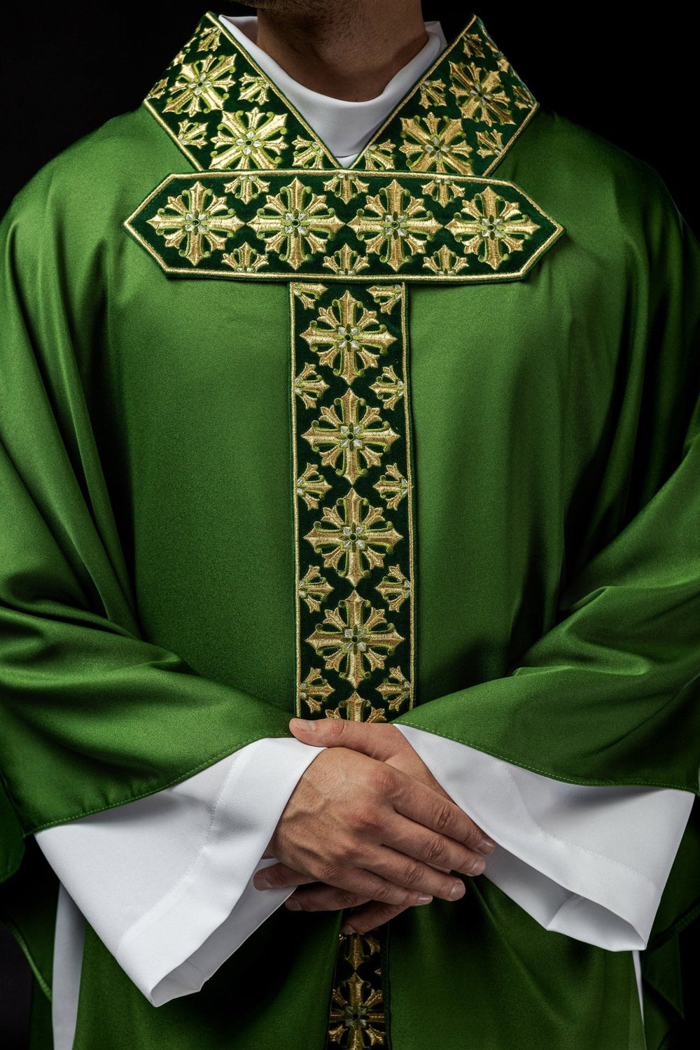 Ornat z haftowanym pasem i kołnierzem. motyw krzyża - zielony (H86) - Ornaty zielone - zdjęcie 3