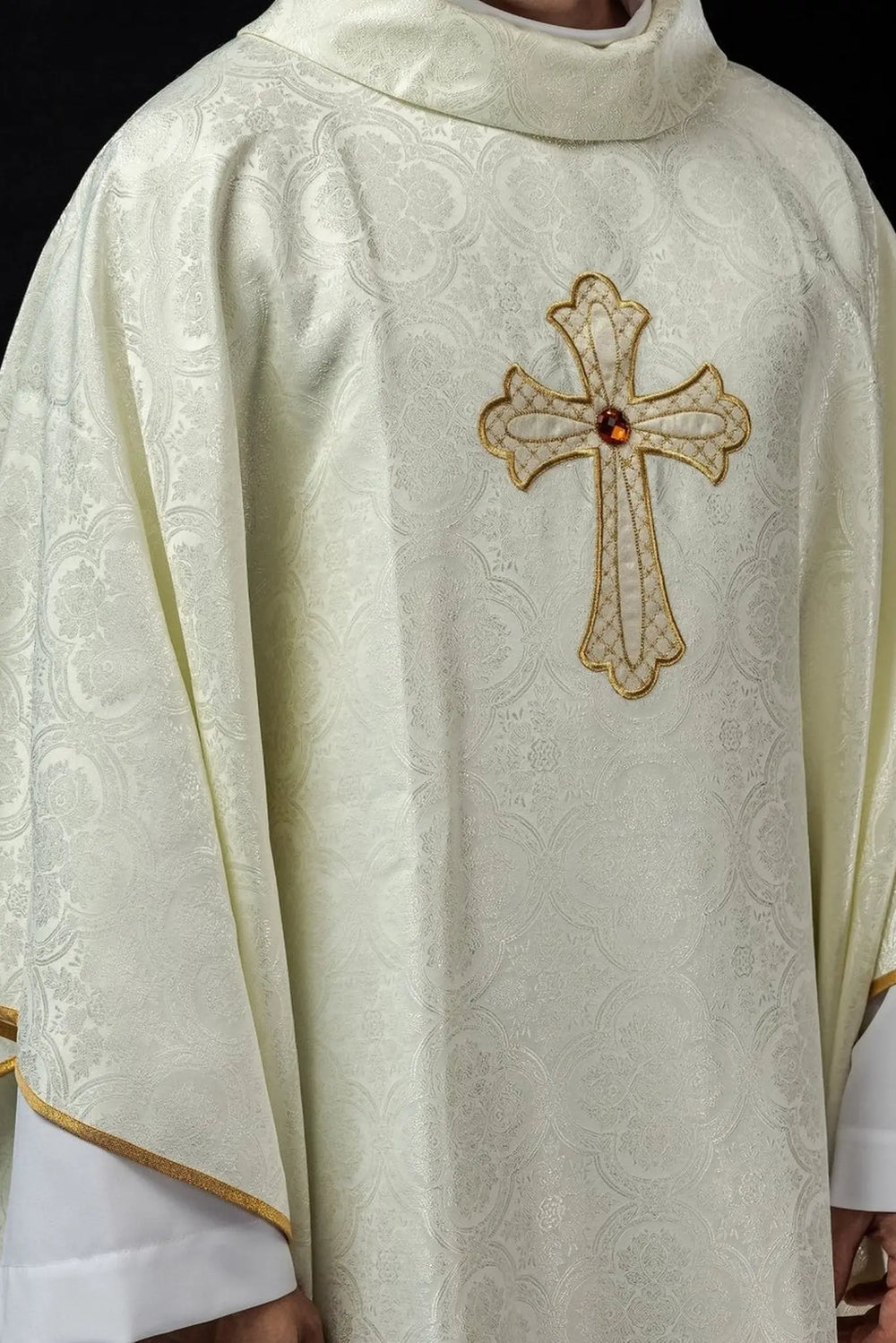 Ornat haftowany z symbolem krzyża - ecru (H96) - Ornaty białe/ ecru - zdjęcie 2
