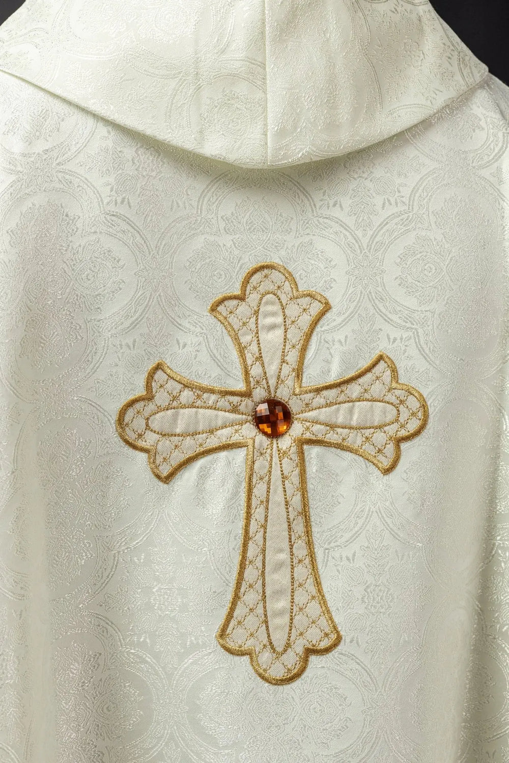 Ornat haftowany z symbolem krzyża - ecru (H96) - Ornaty białe/ ecru - zdjęcie 3
