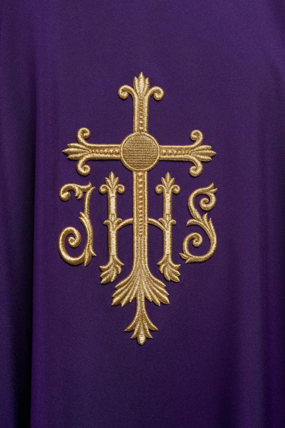 Ornat haftowany z symbolem IHS - fioletowy (H111) - Ornaty fioletowe - zdjęcie 2