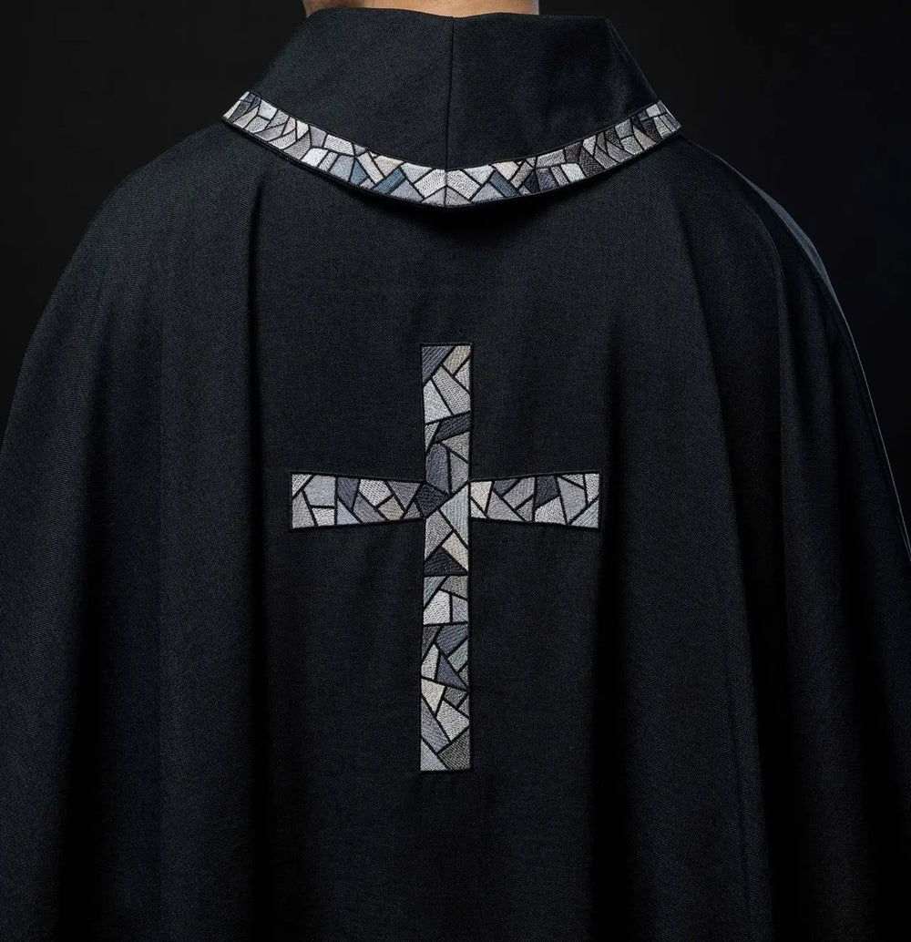 Ornat haftowany z symbolem krzyża - czarny (H117) - ornaty czarne - zdjęcie 3