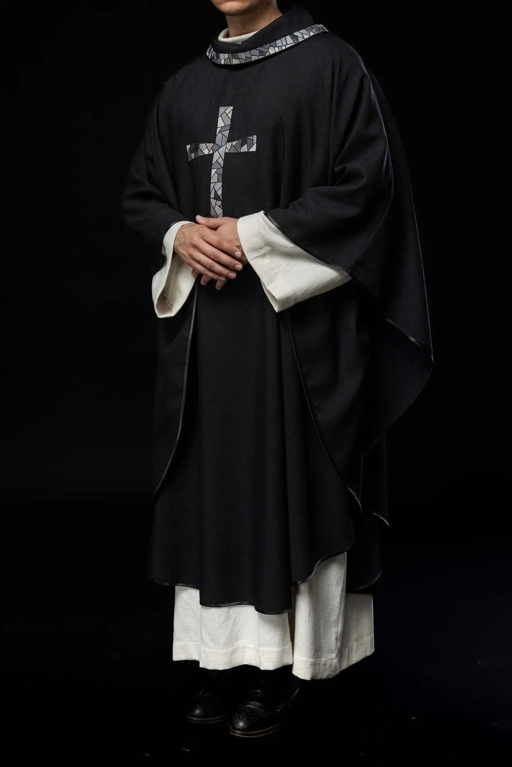 Ornat haftowany z symbolem krzyża - czarny (H117) - ornaty czarne - zdjęcie 5