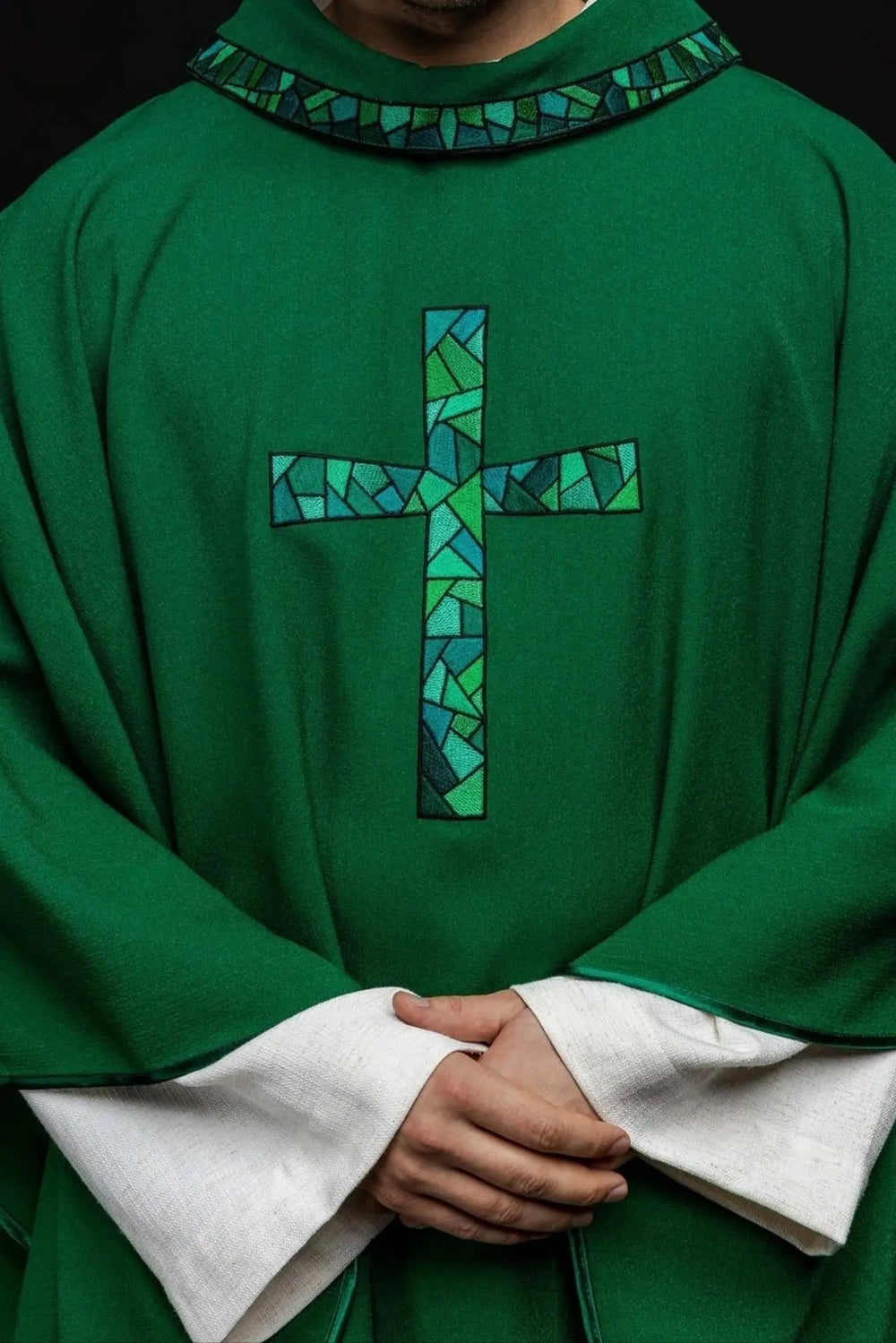 Ornat haftowany z symbolem krzyża - zielony (H120) - Ornaty zielone - zdjęcie 2