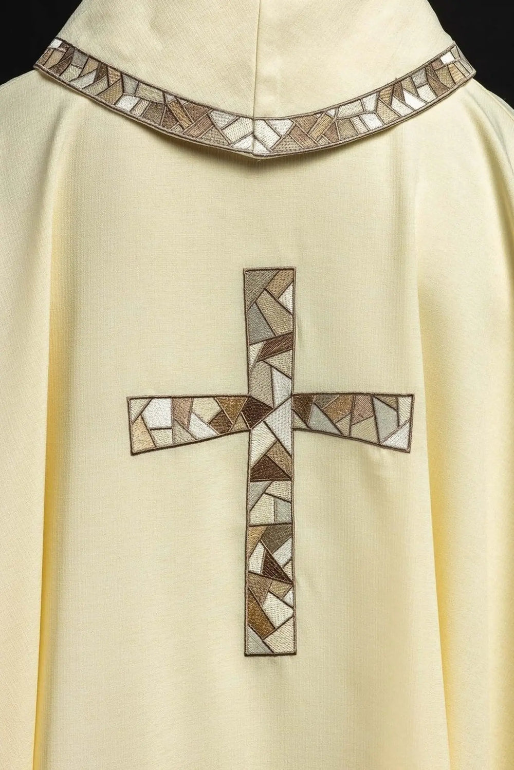 Ornat haftowany z symbolem krzyża - ecru (H121) - Ornaty białe/ ecru - zdjęcie 4