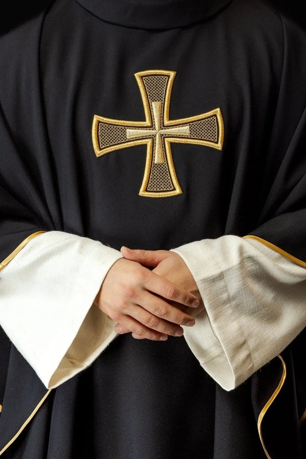 Ornat haftowany z symbolem krzyża - czarny (H126) - ornaty czarne - zdjęcie 2