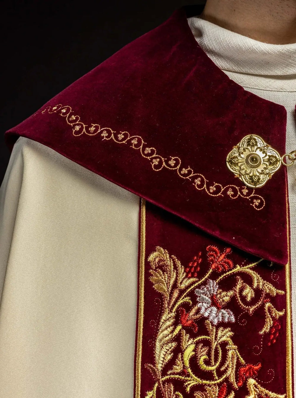 Kapa haftowana na aksamicie IHS (7H) - KAPY LITURGICZNE - zdjęcie 4