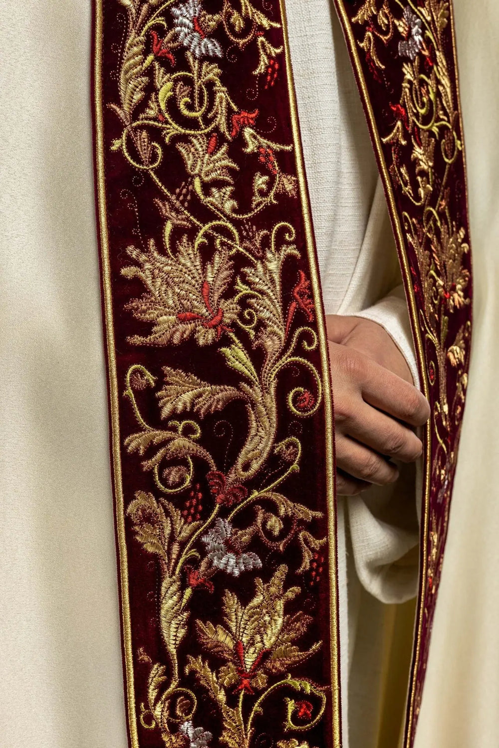 Kapa haftowana na aksamicie IHS (7H) - KAPY LITURGICZNE - zdjęcie 5