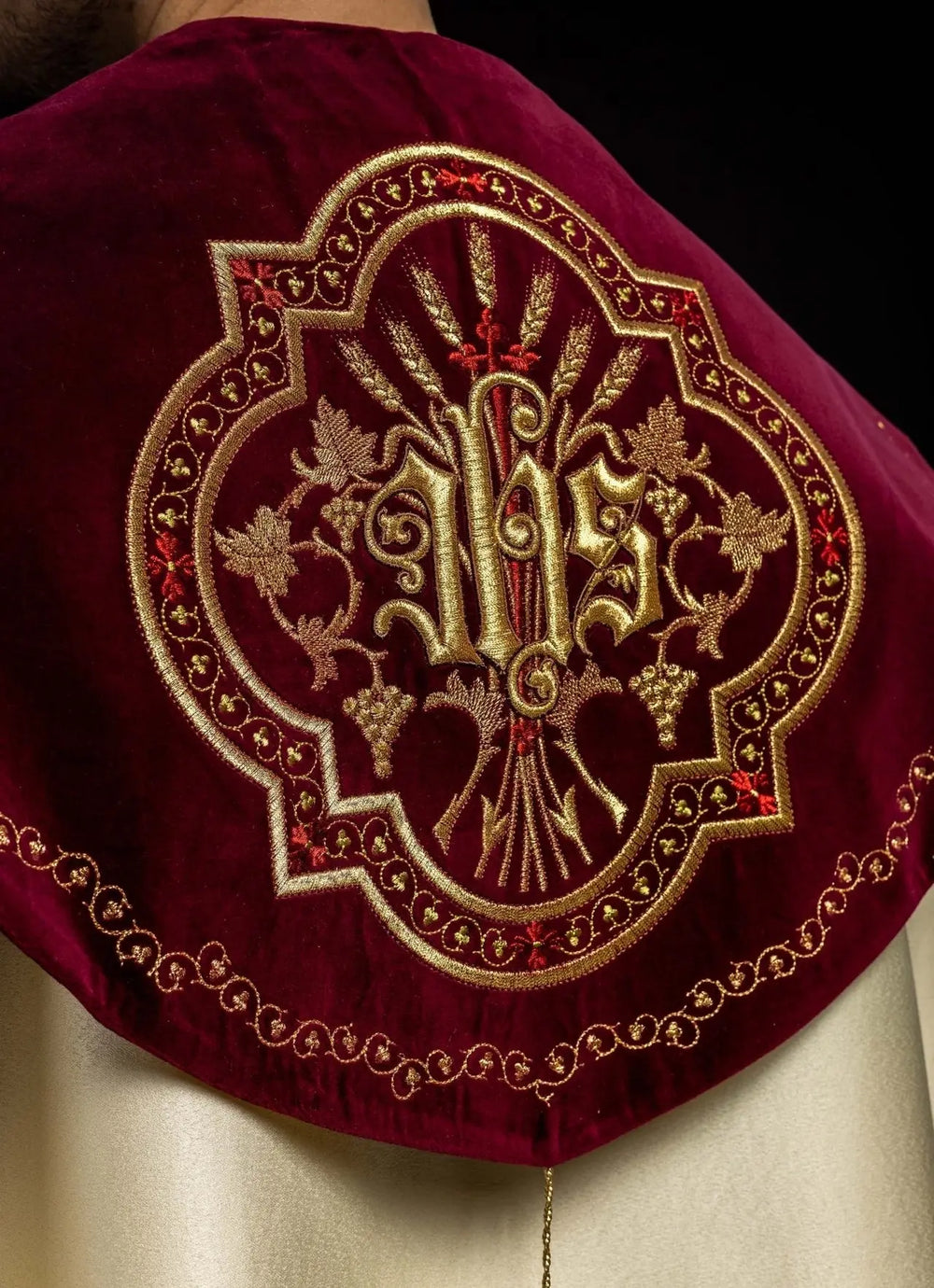 Kapa haftowana na aksamicie IHS (7H) - KAPY LITURGICZNE - zdjęcie 6